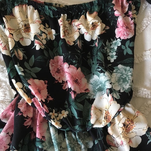 Floral strapless and off the shoulder romper! 🌸 - Picture 3 of 6